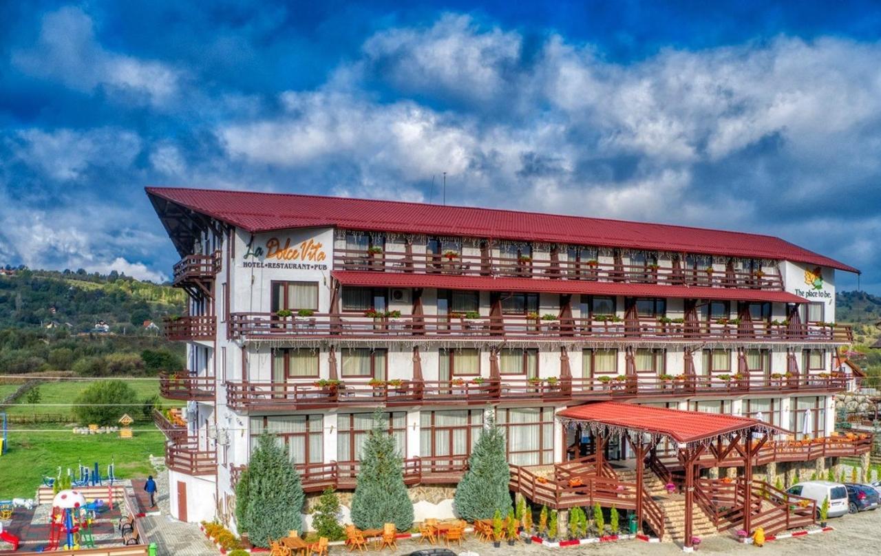 Hotel La Dolce Vita Zarnesti Ngoại thất bức ảnh