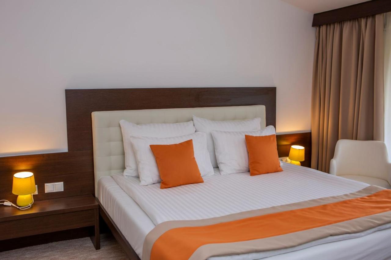 Hotel La Dolce Vita Zarnesti Ngoại thất bức ảnh