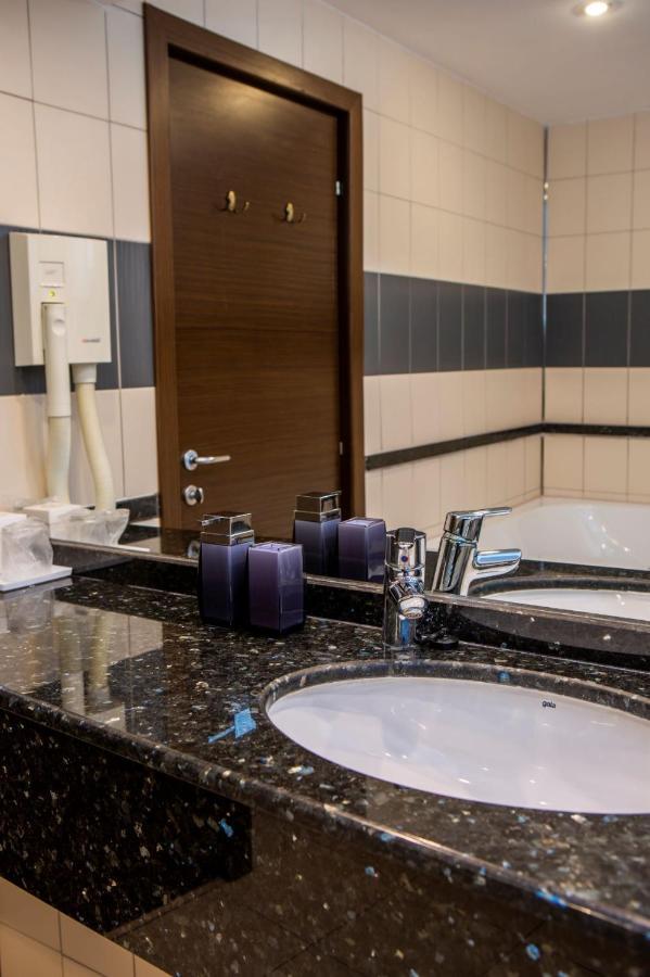 Hotel La Dolce Vita Zarnesti Ngoại thất bức ảnh