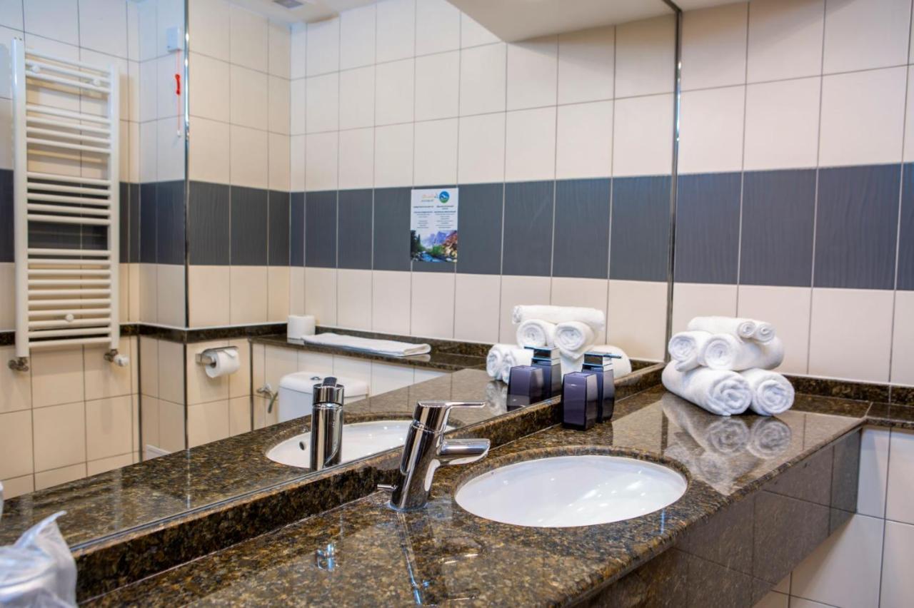 Hotel La Dolce Vita Zarnesti Ngoại thất bức ảnh
