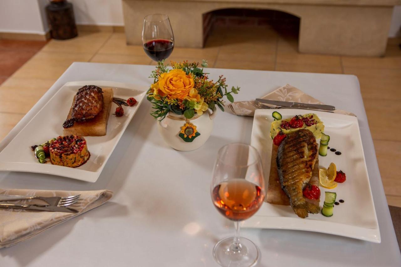 Hotel La Dolce Vita Zarnesti Ngoại thất bức ảnh