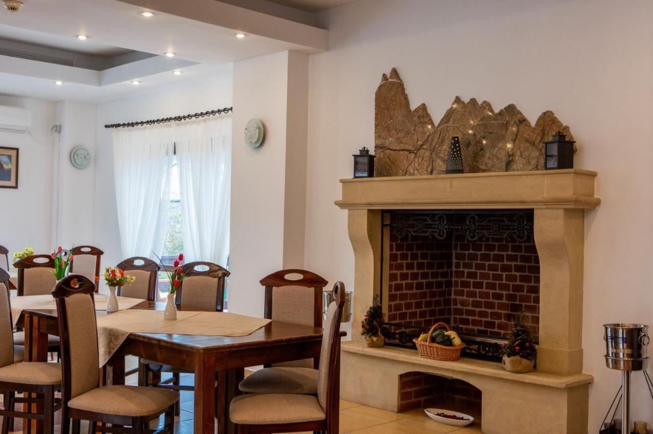 Hotel La Dolce Vita Zarnesti Ngoại thất bức ảnh