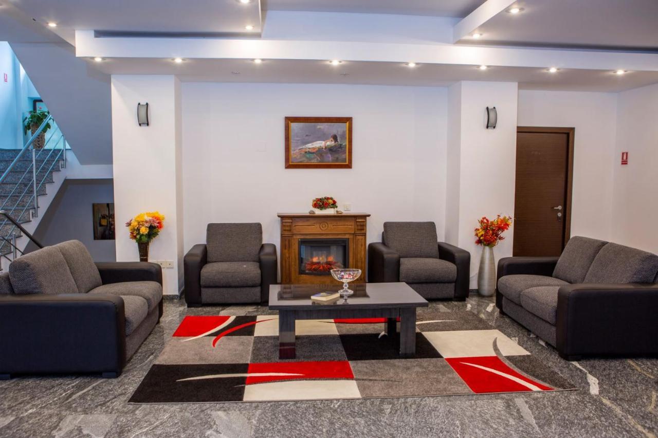 Hotel La Dolce Vita Zarnesti Ngoại thất bức ảnh
