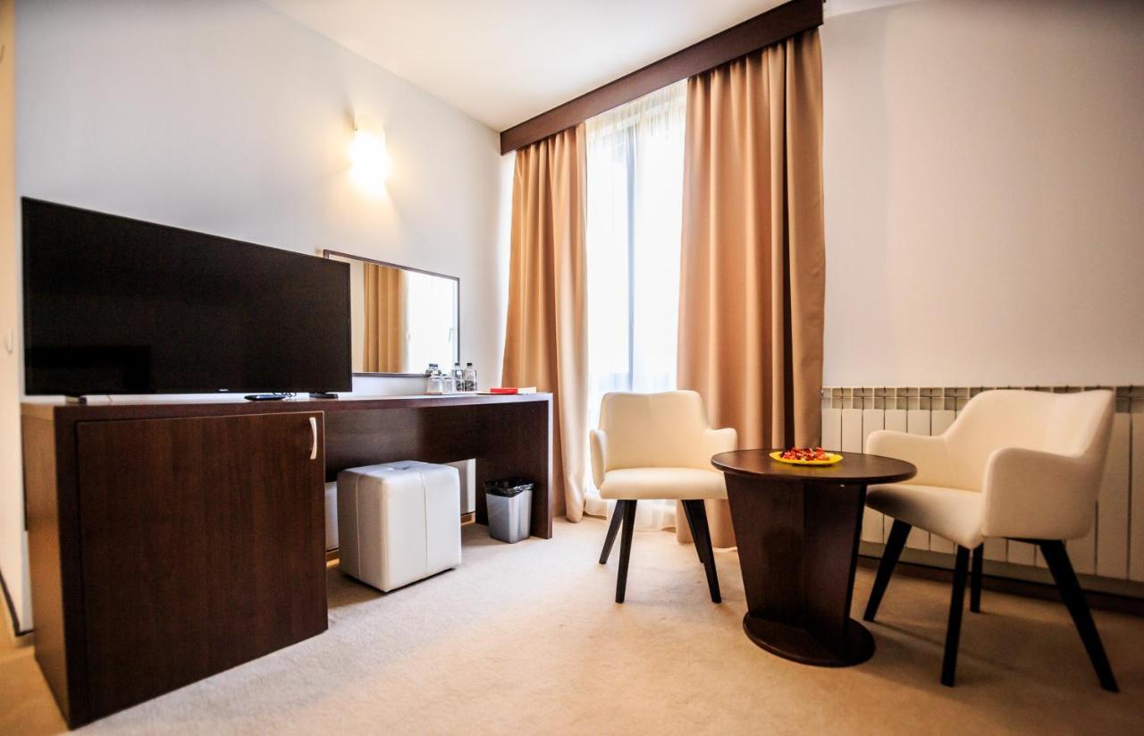 Hotel La Dolce Vita Zarnesti Ngoại thất bức ảnh