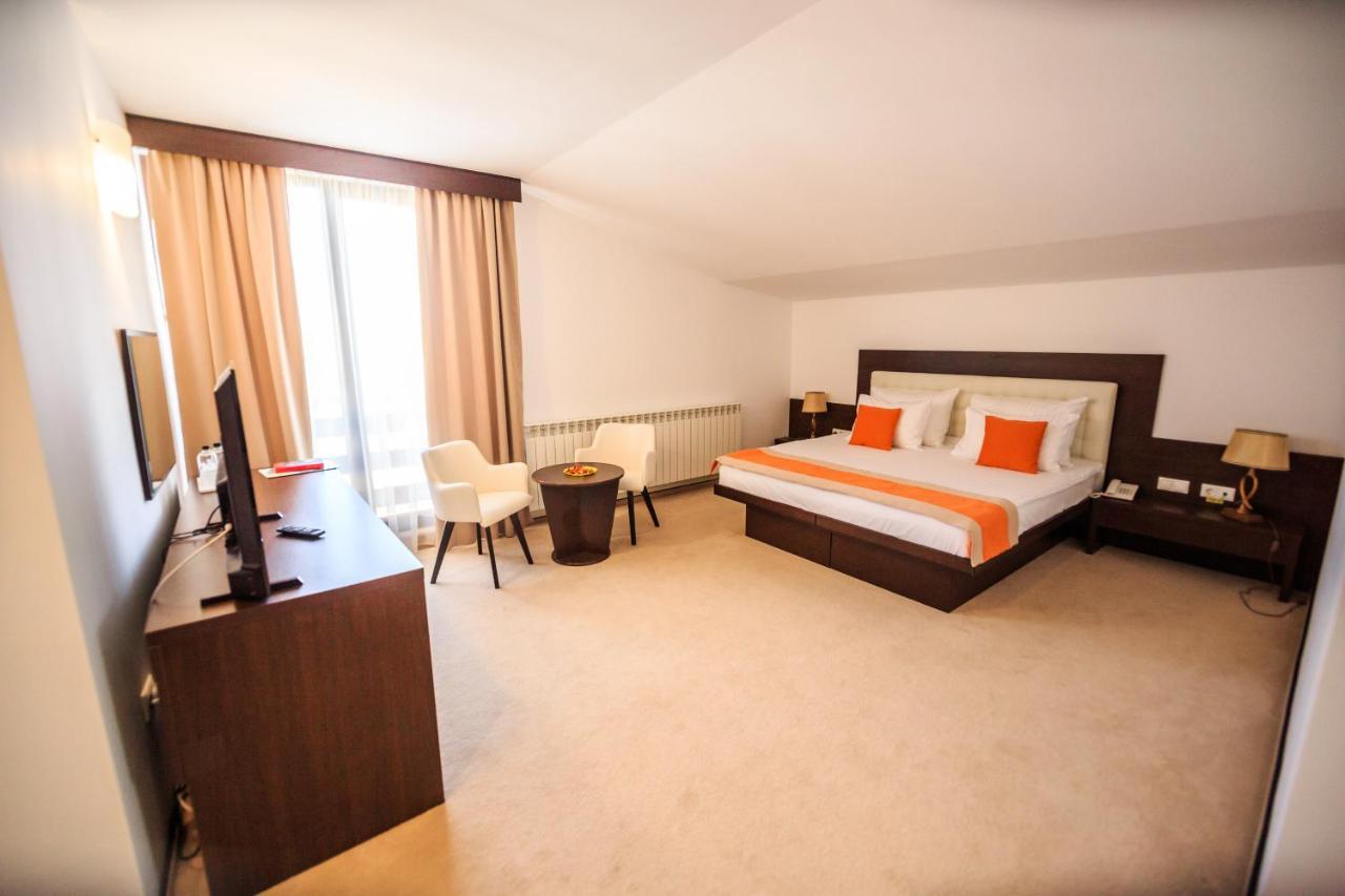 Hotel La Dolce Vita Zarnesti Ngoại thất bức ảnh